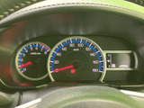 視認性の高いメーターで、運転に必要な情報を的確に把握できます。洗練されたデザインが、ドライビングへの集中をサポートします。