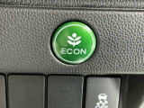 ECONスイッチ操作でエンジンやミッション、エアコンなどを総合的に制御、燃費をよくするようクルマが頑張ります。