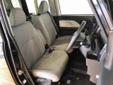 運転席の座面高さを調整できるシートリフターが付いています。フロントシートはベンチシートを採用で、座面も広く使い勝手もいいですよ♪