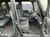 ヘタリもなく綺麗な状態です。シートリフトがついてますので、お好みのシートポジションで運転できます。