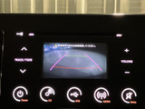後方視界を広げるモニターは、安全な駐車を強力にサポート。ガイドライン表示で、狭い場所でも安心です。運転に自信をプラスします。