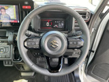 握りやすいステアリングは、運転の楽しさを高めます。操作性も良く、快適なドライビングをサポートします。