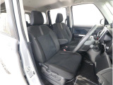 運転席シートです。座り心地を高めた座面構造となっておりますので、近場へのちょっとした移動やロングドライブ時など、どんな時でも快適なドライビングを楽しんでいただく事が可能です。