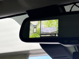 運転をサポートするモニター画面。後方確認や安全機能の表示など、運転に必要な情報を分かりやすく表示します。安全運転をサポートします。ぜひご確認ください。