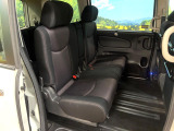 セカンドシートは中央部が可動式となっており、スライドすれば通路スペースが登場!前後の移動がとっても簡単です♪もちろん、8名乗車時も快適な座り心地のシートとなっています♪