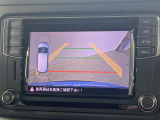 ギアをリバースに入れると車両後方の映像を映し出します。画面にはガイドラインが表示され、車庫入れや縦列駐車などの際に安全確認をサポートします。