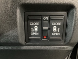 【両側パワースライドドア】両側がパワースライドドアになっており、運転席のスイッチやスマートキーでも開閉が可能です!開口部も広いので乗り降りも楽々♪