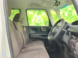 広々とした室内空間は、ドライバーも同乗者もゆったりとくつろげます。運転席からの視界も広く、運転しやすいのが特徴です。