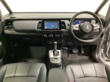 車内は光触媒抗菌消臭施工済です。スタイリッシュなデザインでスポーティなインパネ周りを演出します。グローブボックスやカップホルダーのほかにトレーなどたくさんの収納スペースが付いています。