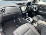 洗練された内装デザインが目を引きます。操作しやすい配置になっているので、運転に集中できます。快適なドライブをお楽しみください。