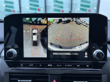 【マルチアラウンドモニター】まるでクルマを真上から見下ろしたかのような視点で駐車をサポートします!クルマの斜め後ろや真横など、前後左右の4つのカメラの映像が合成されて、モニターに映し出されます。