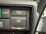 電子制御パーキングブレーキを装備!スイッチひとつでパーキングブレーキの作動・解除ができ、力を使わずスマートに操作可能。従来のレバー式に比べて操作も簡単で、毎日の運転を快適にしてくれます。