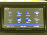 多彩な機能が満載で、ドライブ中のエンターテイメントをさらに楽しめます。地図表示も見やすく、目的地設定も簡単。快適なカーライフをサポートします。
