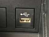 こちらのクルマはUSB接続コネクタも装備されています♪スマホの充電などにお使い下さい。ご旅行中での充電切れも、これなら心配いりませんね!