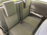 後部座席もゆったりとしたスペースを確保。大人でも快適に過ごせるでしょう。家族や友人とのお出かけに最適です。