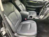 運転席からの視界は広く、運転操作もスムーズに行えます。包み込まれるような座り心地で、快適なドライブをサポート。
