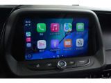 アップルカープレイ搭載されており、使い慣れたiPhoneのナビや音楽アプリをそのまま車のディスプレイで操作していただけます。