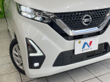 【LEDヘッドライト】悪天候や夜間走行時も良好な視界を確保し安心して運転できる高輝度LEDヘッドライトを装備!点灯速度が早く、消費電力も抑えられています。