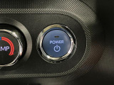 【プッシュボタンスタート】 スマートキーを携帯し、ブレーキを踏みながらボタンを押すだけでエンジンをかけることができます。