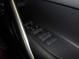 パワーウィンドウスイッチで運転席から全席の窓の開閉ができます。