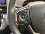 ステアリングにオーディオ操作スイッチが付いています。オーディオ画面に直接タッチしなくても操作が出来ますので、運転に集中できます。