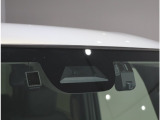 ホンダセンシング機能を支えているフロントカメラ(ドライブレコーダーではございません)!道路状況等を検知してドライバーの安全運転をサポート!※能力には限界がありますので過信せず安全運転をお願いします!
