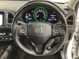 ハンドルにHondaセンシング系のクルーズコントロールやレーンキープアシストなどのスイッチと、オーディオの操作スイッチが装備されています。ハンドルから手を離さず安全に操作できます。