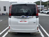 向かい側にサービス工場完備。車検・メンテもお任せください!