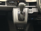 CVT車のセレクトレバーです。低速から高速まで、変速ショックのないスムーズな走りを実現するとともに、エンジン効率のよい領域を維持することで燃費にも貢献します。