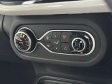 夏でも冬でもお好みの温度に設定しておけば、AUTO ボタンひとつで快適な車内空間へ!風の強さや温度、内外気の切り替えも自動で調整してくれます♪こちらのお車はシートヒーター機能付きです!