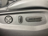 【電動シートの操作スイッチ】シート位置や角度を電動できめ細かに調整可能です。