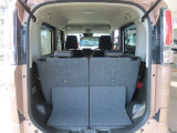 【広々トランクルーム】車体に対してスペースは広めに作ってあります。また、背もたれを倒すとより多くの荷物を乗せることができます。