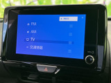 ラジオや音楽をクリアな音質で楽しめます。直感的な操作で、お好みのチャンネルや楽曲を簡単に見つけられます。ドライブ中のエンターテインメントに。