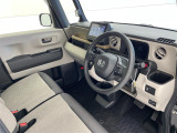 【運転席】座り心地が良いシートなので長時間の運転でも快適にお過ごしいただけます。新品のフロアマットのご注文も可能です。掲載箇所以外にご希望の写真がございましたらお気軽にお問い合わせ下さい。