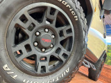 【TRD17インチアルミホイール】外観にマッチしたアルミホイールを装着しております。各種アルミホイールや、スタッドレスタイヤも取扱いしております。是非ご相談ください♪