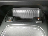 運転席と助手席には寒い時にうれしいシートヒーターが装備されてます。