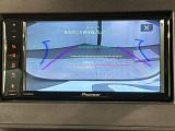 リバースギアに入れるだけで後方の表示へ切り替わります。夜間や雨の日の駐車も楽になりますよ。