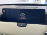 【12.3インチマツダコネクト】車内の雰囲気にマッチした大型ディスプレイ。スマホ接続でのナビ使用やBluetooth再生等、様々な機能が楽しめます。直感的なダイヤル操作が可能で、使い勝手も良好です。