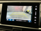 リバースギアに入れるだけで後方の表示へ切り替わります。夜間や雨の日の駐車も楽になりますよ。