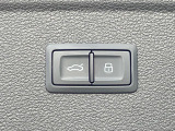 ●電動リアゲート:ワンタッチでリアゲートの開閉ができ、荷物などで両手が塞がっている状態でも簡単に開閉ができる便利機能です。
