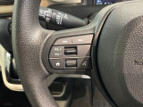 ステアリングにオーディオ操作スイッチが付いています。オーディオ画面に直接タッチしなくても操作が出来ますので、運転に集中できます。