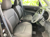 広々とした室内空間。運転席からの視界も良好で、運転に集中できます。快適なドライブをサポートする空間設計です。