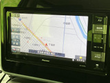 目的地までスムーズに導いてくれる頼れるナビゲーションシステム。鮮明な画面表示で、運転中の情報収集も快適に行えます。