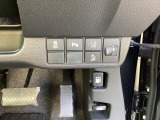 横滑りを防止するVSA等のスイッチは運転席の右側、手の届きやすい位置にあります。