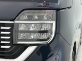 LEDヘッドライトは、点灯の瞬間から最大光量を発揮し、突然暗くなるトンネルなどでの安定感を高めます。