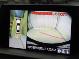 パノラミックビューモニター付きです。車両を上から見たような映像をナビゲーション画面に表示。運転席からの目視だけでは見にくい、車両周辺の状況をリアルタイムでしっかり確認できます。