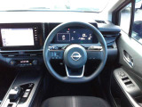 ステアリングスイッチでオーディオ操作が手元でできるので、ハンドルから手を離さずに運転できます。