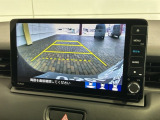 リバースギアに入れるだけで後方の表示へ切り替わります。夜間や雨の日の駐車も楽になりますよ。