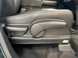 シートハイトアジャスターを装備!運転席の座面の高さを体格やお好みに合わせて調整できます。より自然な運転姿勢を取りやすく、前方の見やすさを調整できるのも嬉しいポイントです。