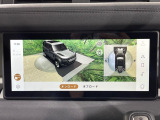 車を真上から見下ろしているような映像を画面に映します。周囲360度の死角をすべて確認できるため、狭い道でのすれ違いやバック駐車も怖くありません。障害物がひと目でわかり大きな車体でも安全に運転できます。
